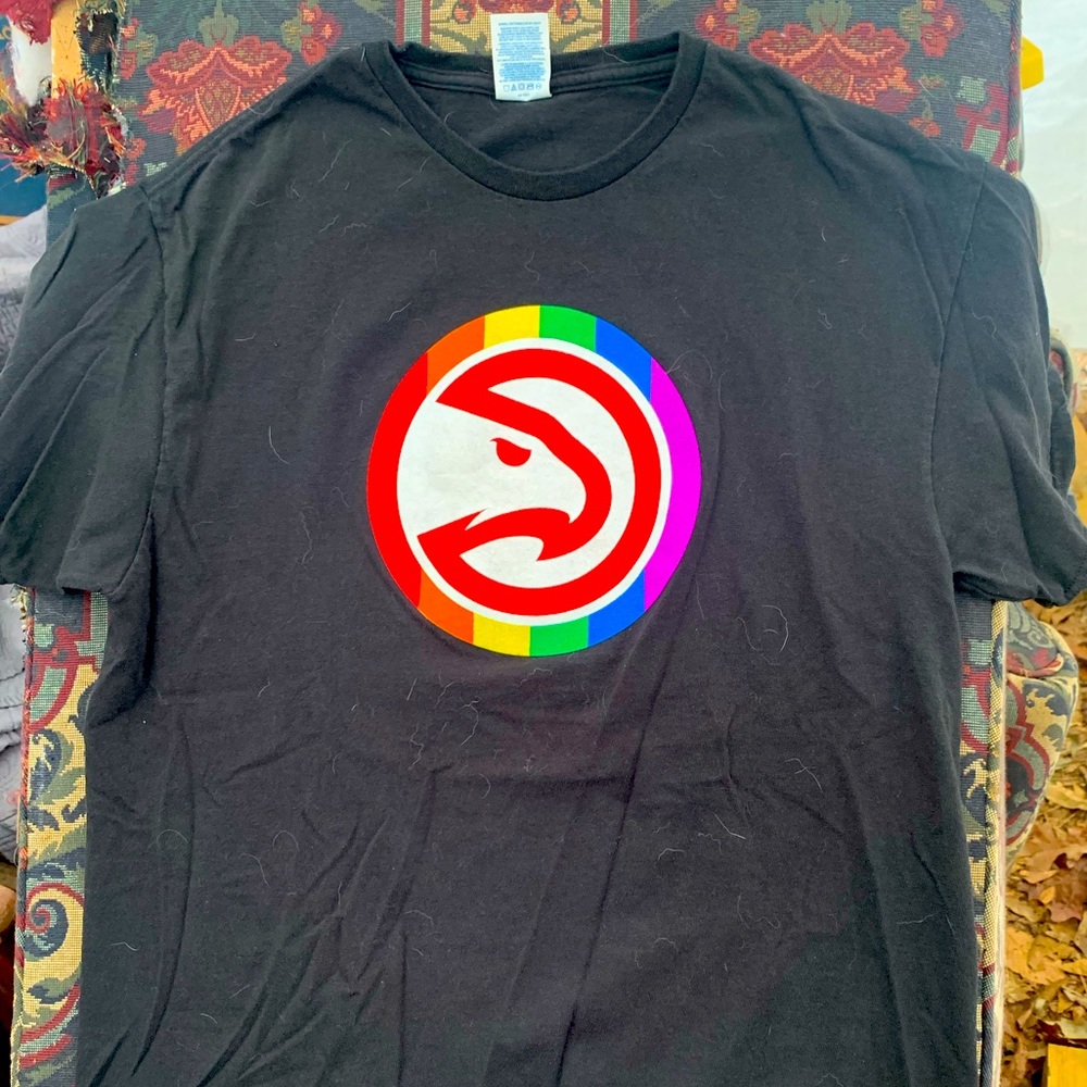 🌈🚨⭐️ATLANTA HAWKS GAY PRIDE LIMITED RELEASE T-SHIRT Athleisure Size: LARGE⭐️🌈